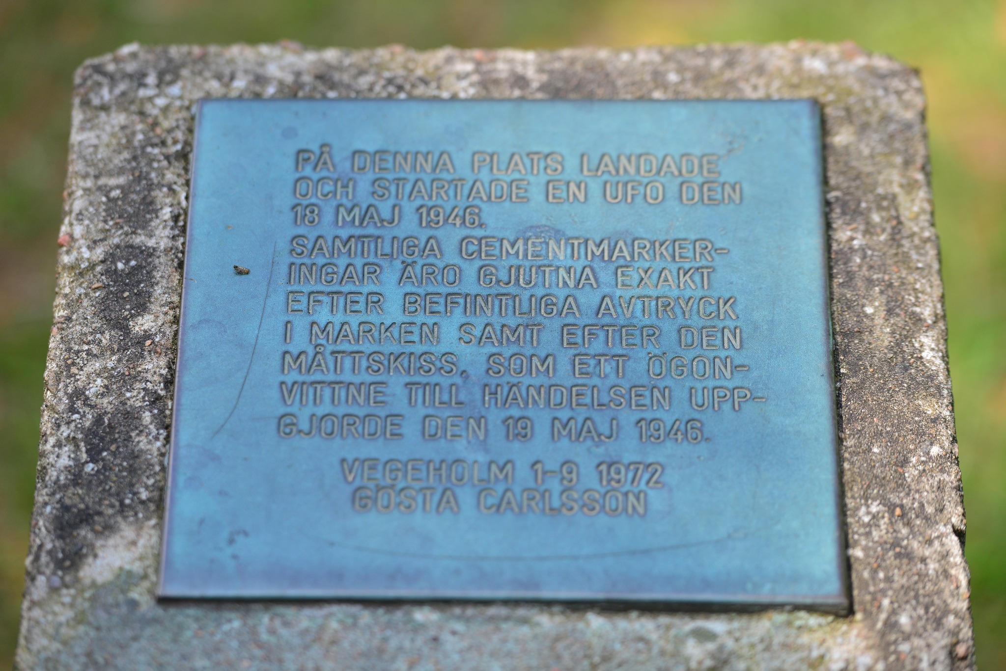 The copper plaque at the Ängelholm UFO memorial carrying the 1946 testimony