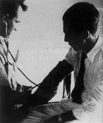 Dr Olavo Fontes examining Antônio Villas Boas