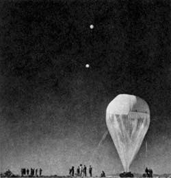 A Skyhook balloon crew.