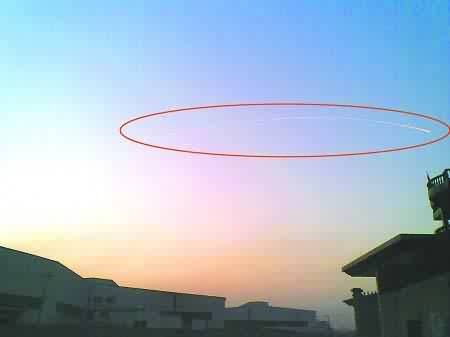 An arc of light near sunset that Geoff Forden treated as the most credible image. Its link to the airport is unproven.