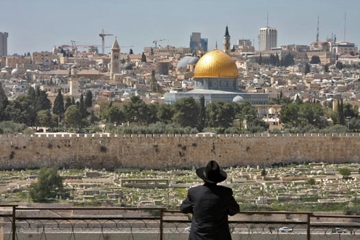 Still from the hoaxed video showing the light above the Dome of the Rock