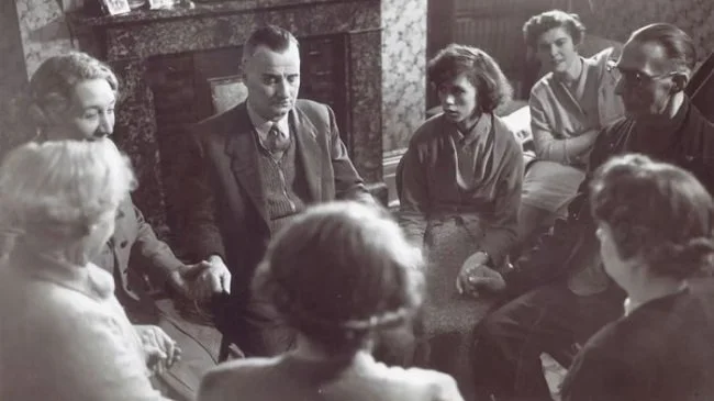 A medium holding a séance with Shirley and her father Wally