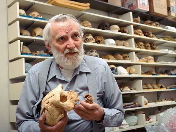 Grover Krantz, the Washington State University anthropologist who cast the Bossburg prints