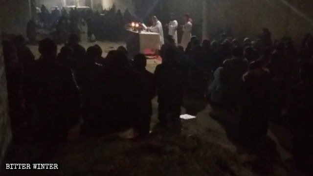 Believers attend open-air Mass in Donglu village (2019).