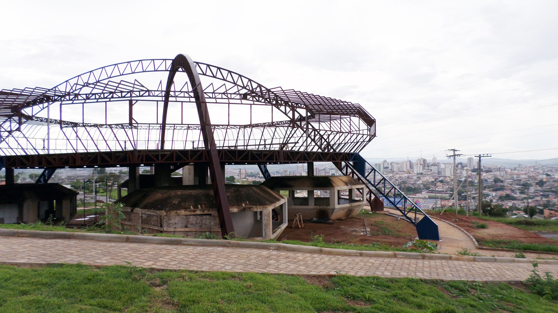 Varginha lookout point under construction