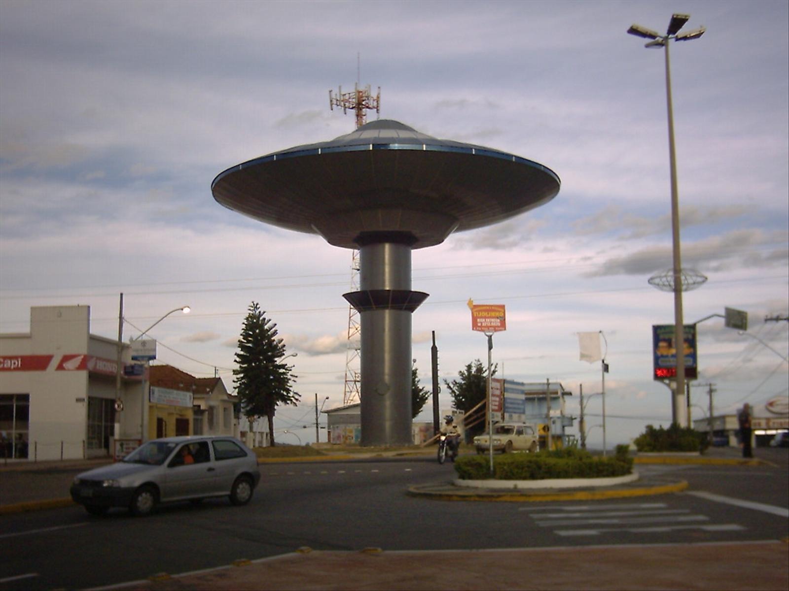 Flying-saucer monument in Varginha