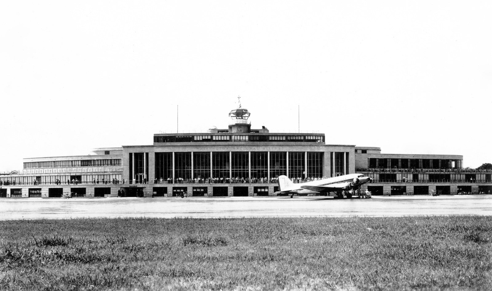 Washington National Airport terminal in 1944, eight years before the sightings